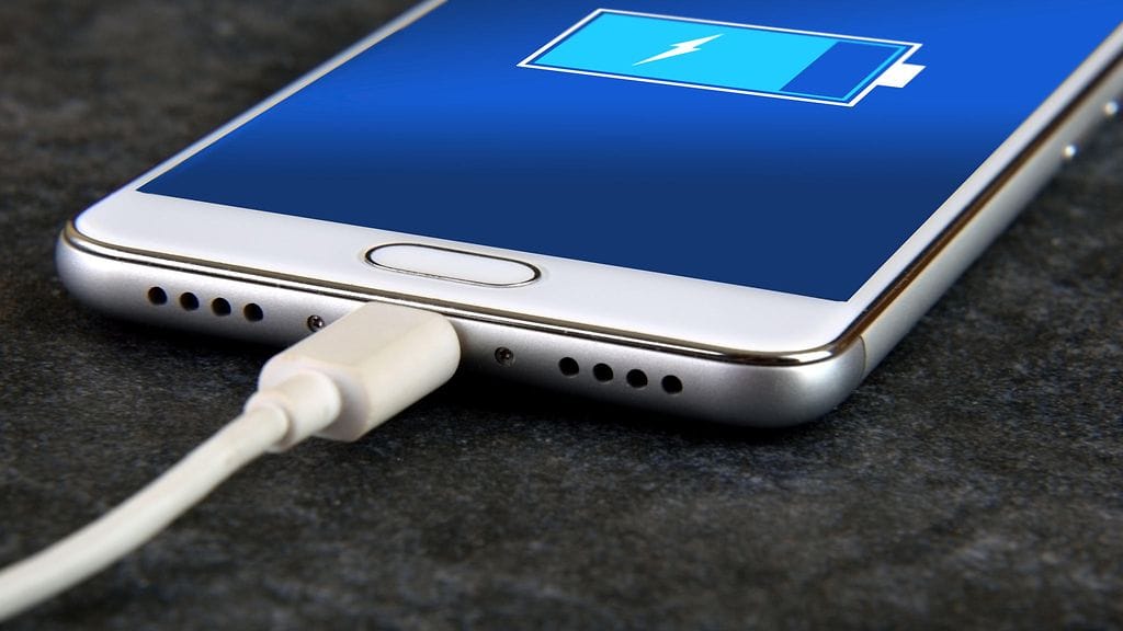 Puhelinta ei pitäisi jättää lataukseen valvomatta eikä yöunien ajaksi.