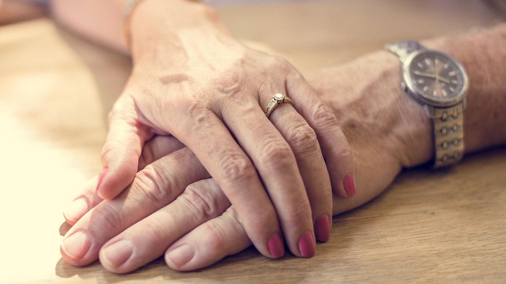 Debby kertoo päätöksensä haastattelussa. Kuvituskuva.