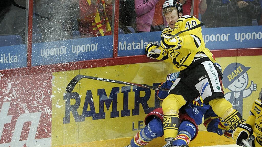 Mikko Pukka taklaa Juhani Tyrväistä.