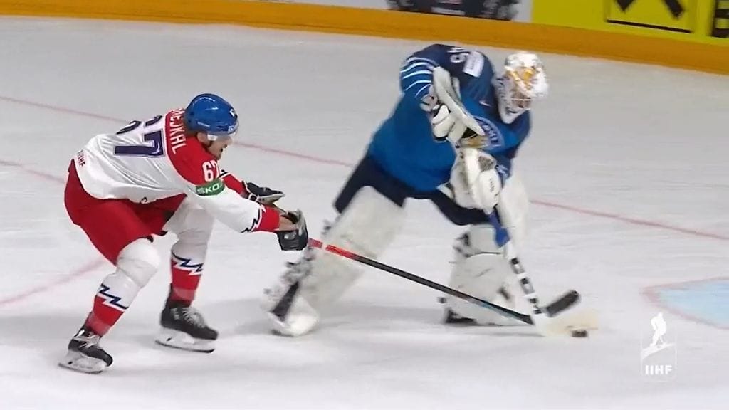 Näin lähellä Jiri Smejlak oli kiekonriistoa, kun Jussi Olkinuora odotteli pelivälineen kanssa.