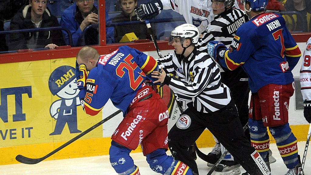 Jarkko Ruutu jättää kaukalon päätään pidellen.