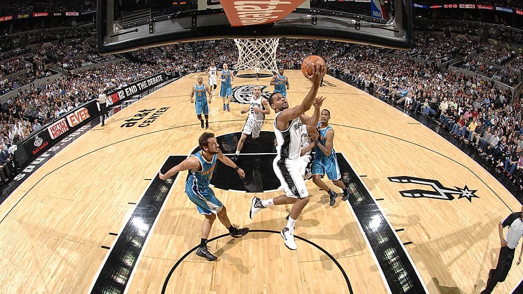 San Antonio Spursin Patrick Mills ajaa korille New Orleans Hornetsia vastaan NBA:ssa.