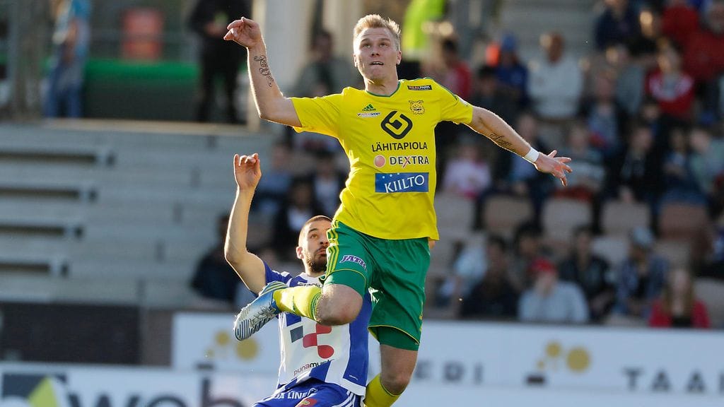 Jutun kuvitus on vuodelta 2016, jolloin nykyinen Kansallisen liigan Ilves-valmentaja Mika Lahtinen pelasi vielä Ilveksen miesten liigajoukkueessa.