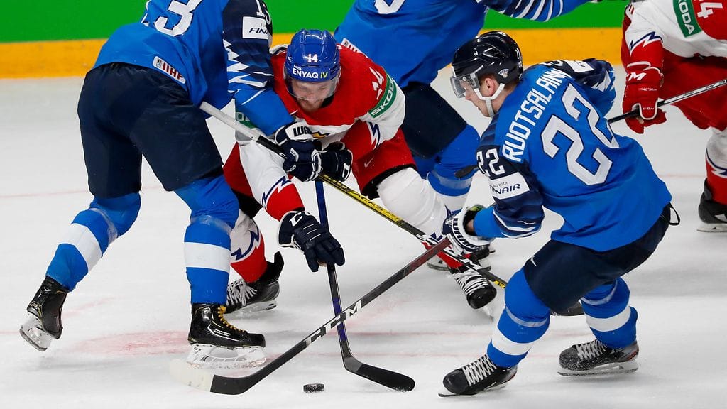 Arttu Ruotsalainen kuvassa etualalla, numero 22.