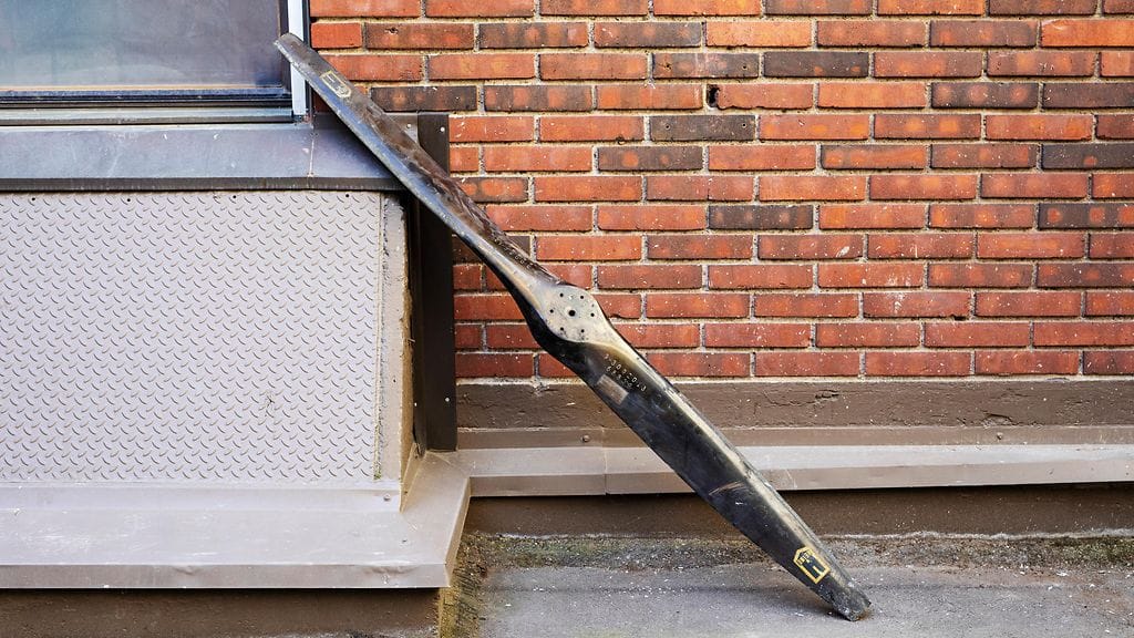 Helsingin Insinööritalon savupiipusta löytyi historiallisen lentokoneen propelli.