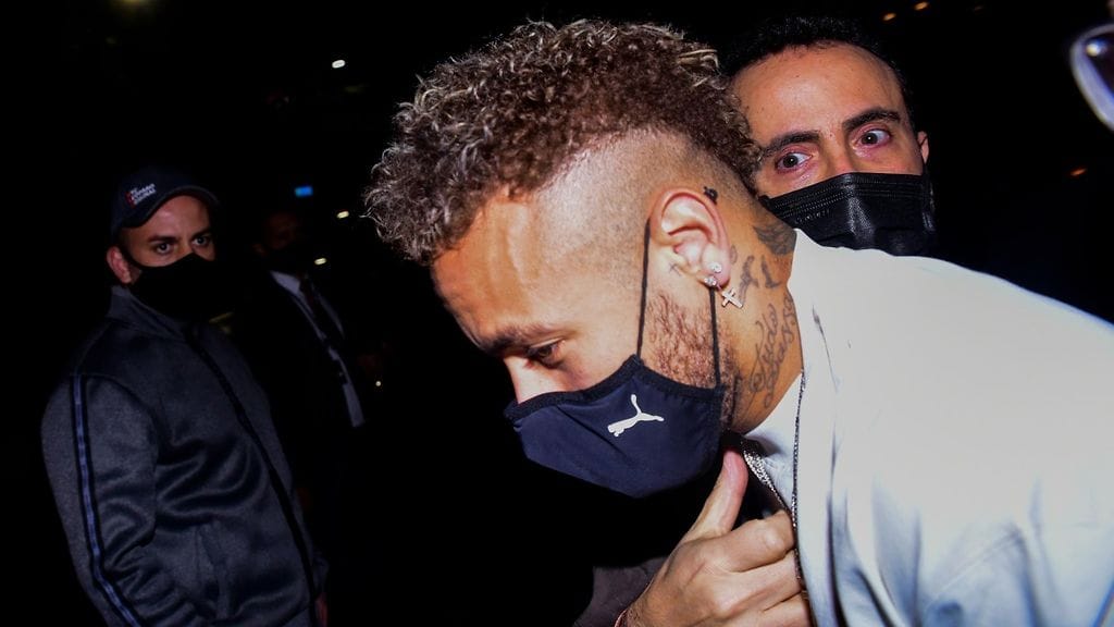 Neymar kerää huomiota missä liikkuukin.