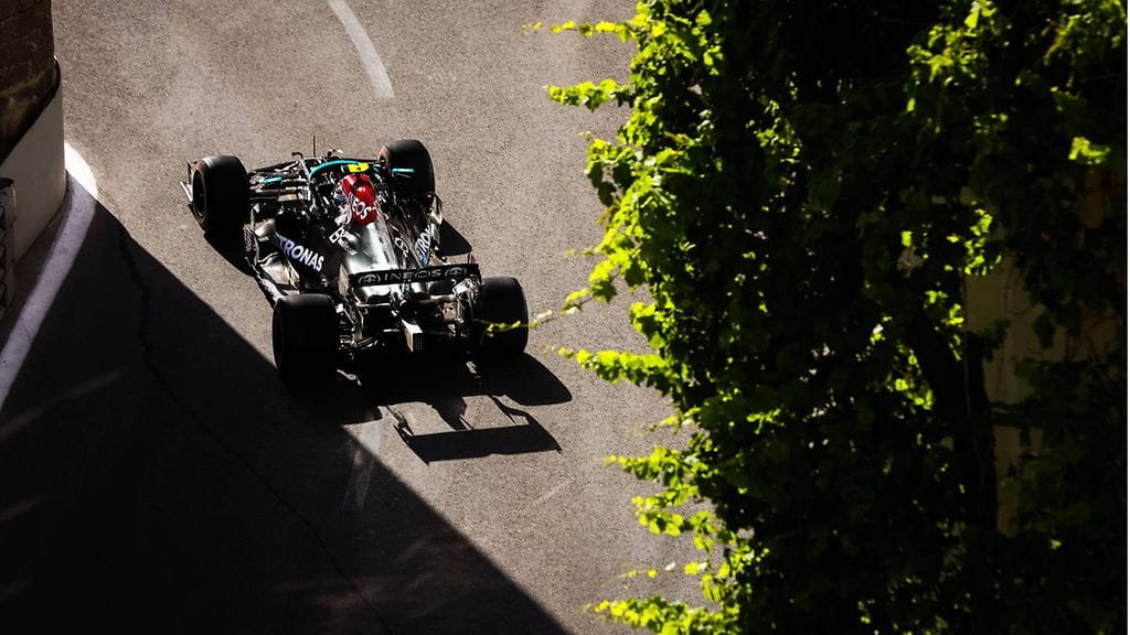 Valtteri Bottas vauhdissa Bakun katuradalla.