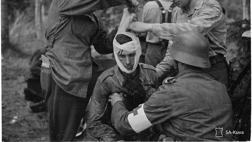 Haavoittunutta sotilasta sidottiin Tohmajärvellä vuoden 1941 syksyllä.