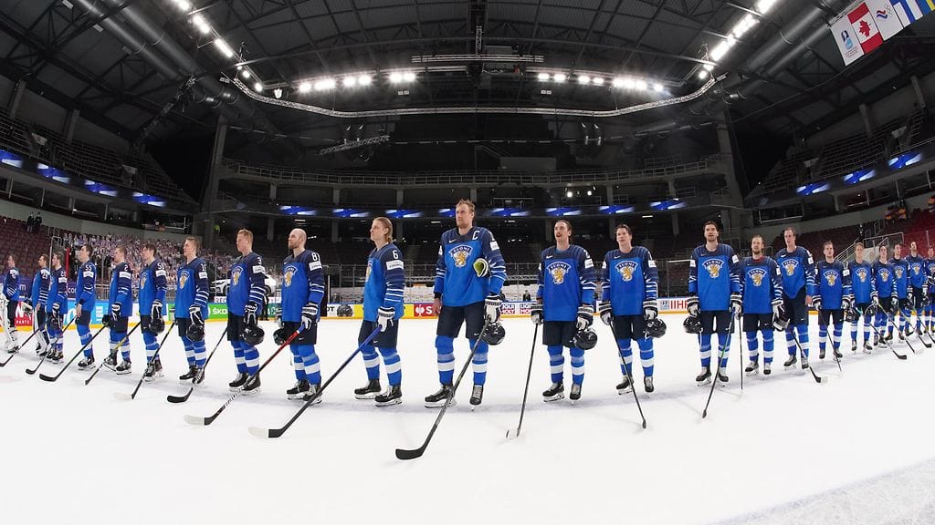 Suomen miesten jääkiekkomaajoukkueen pelaajia Latvian MM-kisoissa voitokkaan Tshekki-puolivälierän jälkeen 3. kesäkuuta 2021.