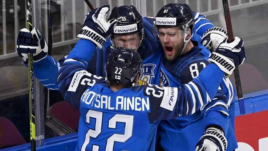 Iiro Pakarinen viimeisteli Suomen avausmaalin MM-välierässä.