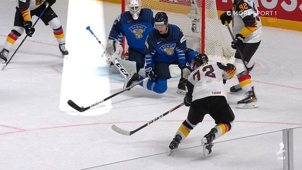 Olli Määttä pelasti Leijonat viime hetkillä saatuaan mailansa Saksan syötön väliin.