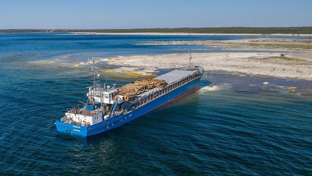 Suomalainen rahtialus Ramona jumissa