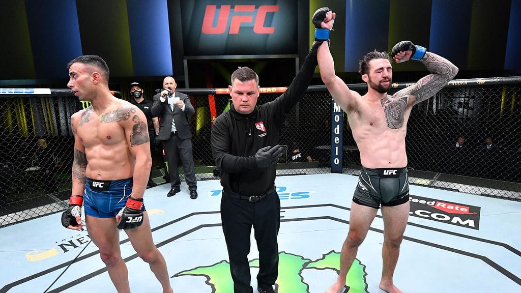 Makwan Amirkhani (vas.) koki tappion UFC:ssä.