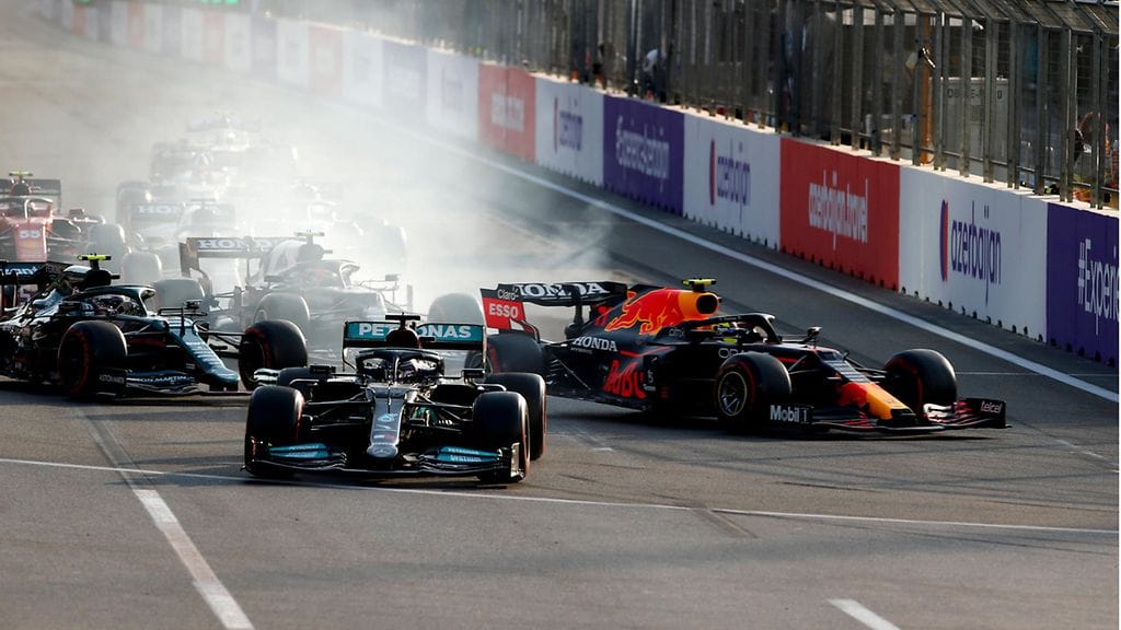 Lewis Hamiltonin kisa Azerbaidzhanissa tuhoutui uusintalähdön jarrutukseen.