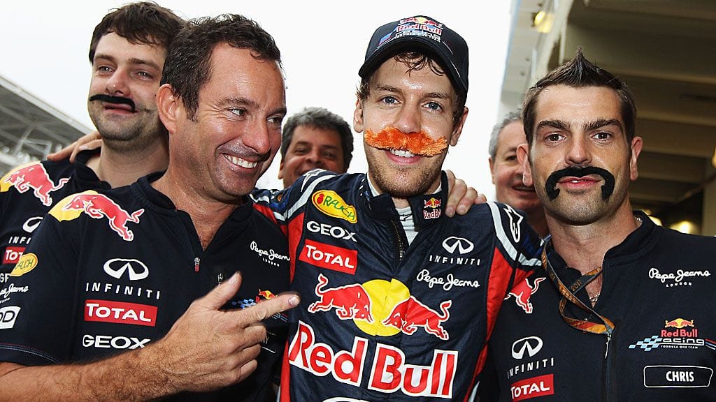 Red Bullin miehistöllä riittää hupia Sebastian Vettelin tekoviiksistä