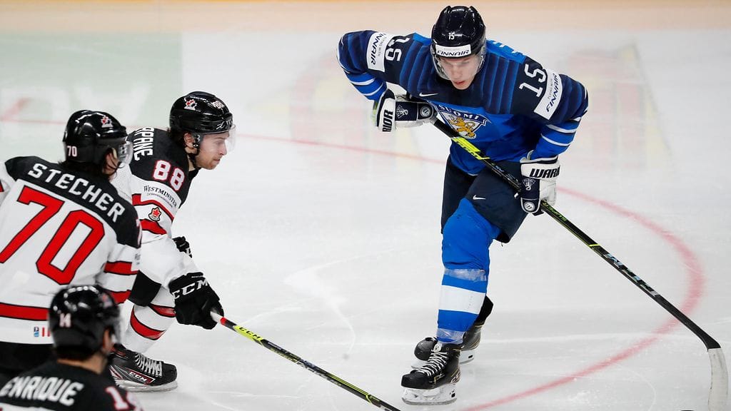 Kanadan Andrew Mangiapane kaatoi Anton Lundellin jatkoerässä, eikä tuomaristo katsonut tilannetta jäähyn arvoiseksi.