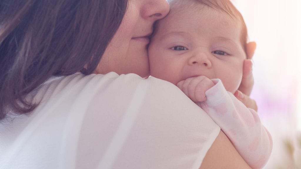 Yhdysvaltalaisäiti hehkuttaa, että tämä röyhtäytyskikka tuskin pettää. Kuvituskuva.