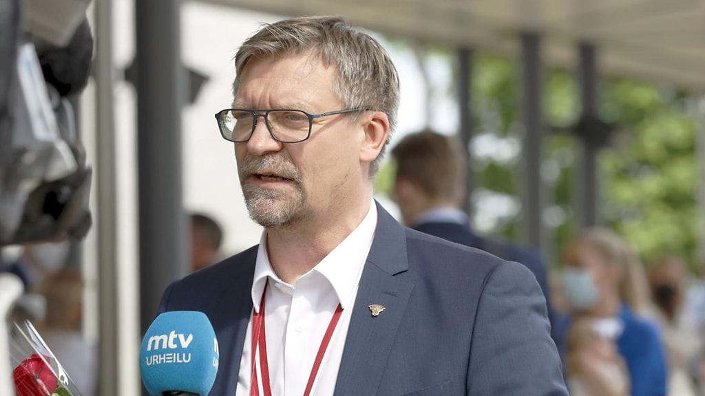 Jukka Jalonen ruoti Leijonien MM-turnausta MTV Urheilulle Helsinki-Vantaan lentokentällä.