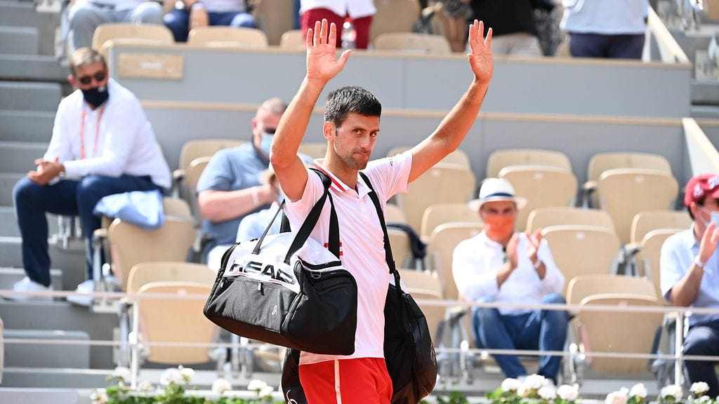 Novak Djokovic eteni vaikeuksien kautta jatkoon.