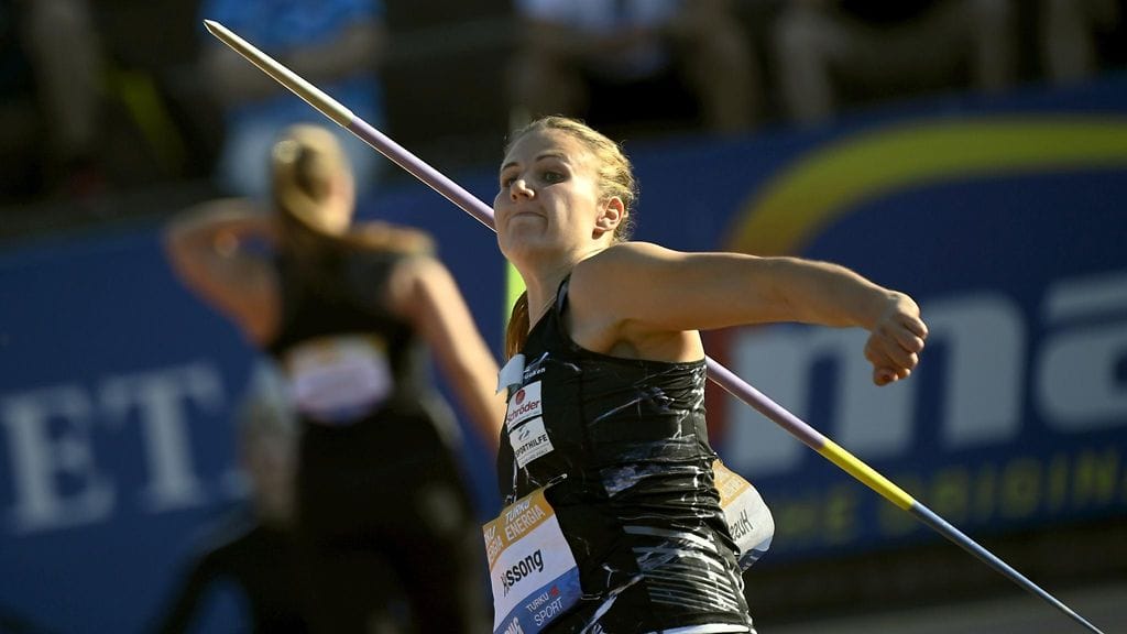 Christin Hussong lennätti keihään pitkälle.