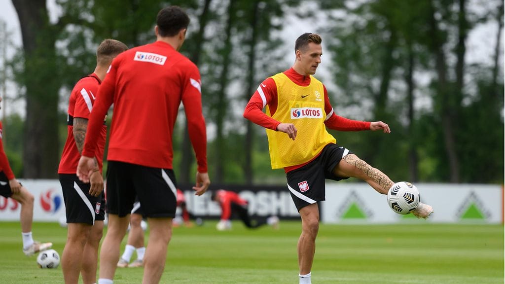 Arkadiusz Milik oli mukana Puolan EM-leirillä, mutta joutuu jättämään kisat väliin.