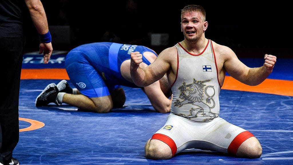 Elias Kuosmanen kukisti Sofian olympiakarsintojen välierässä Ukrainan Mykola Kutshmiin ja otti paikan Tokioon.