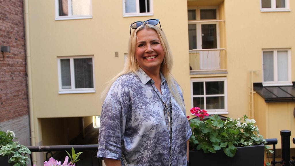 Kaisa Liski vietti kesätiistaita Wedding garrage -liikkeen avajaisissa.