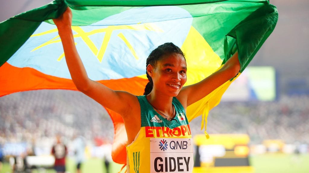 Etiopian Letesenbet Gidey juhli MM-hopeaa 10 000 metrillä Dohassa vuonna 2019.