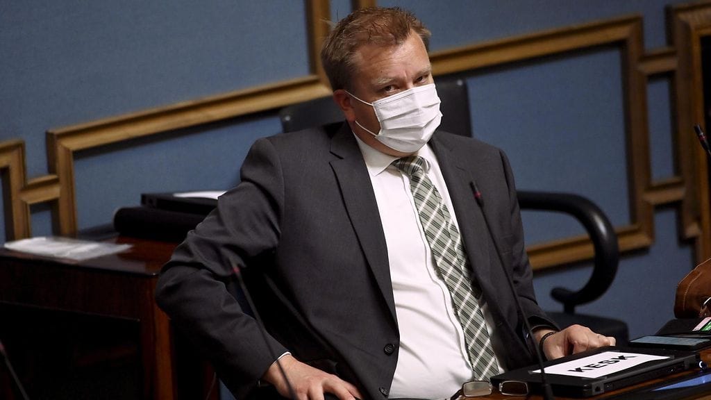 Puolustusministeri Antti Kaikkonen kuunteli keskustelua tänään ministeriaitiossa eduskunnan suuressa salissa.