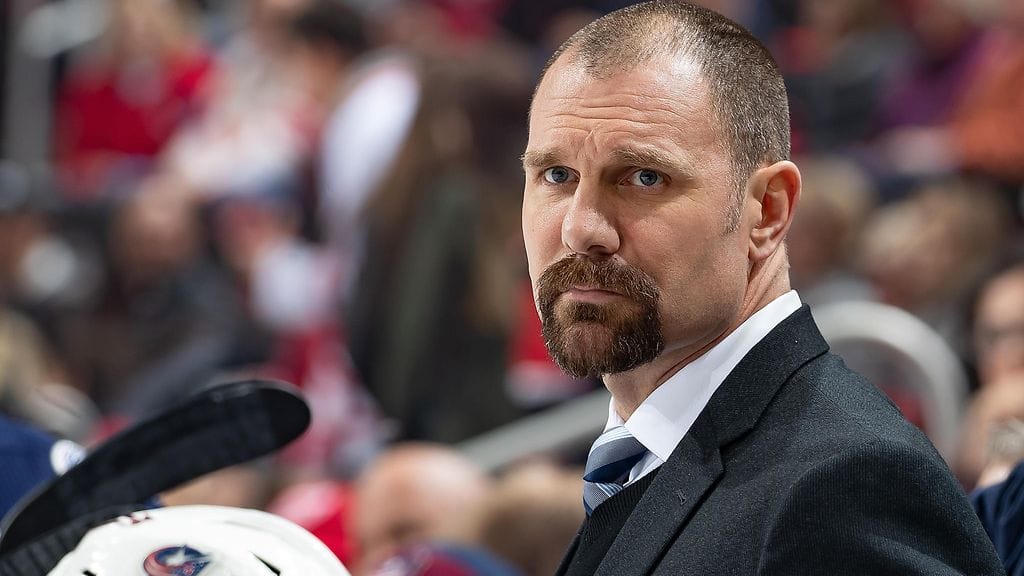 Brad Larsen Columbus Blue Jacketsin penkin takana.