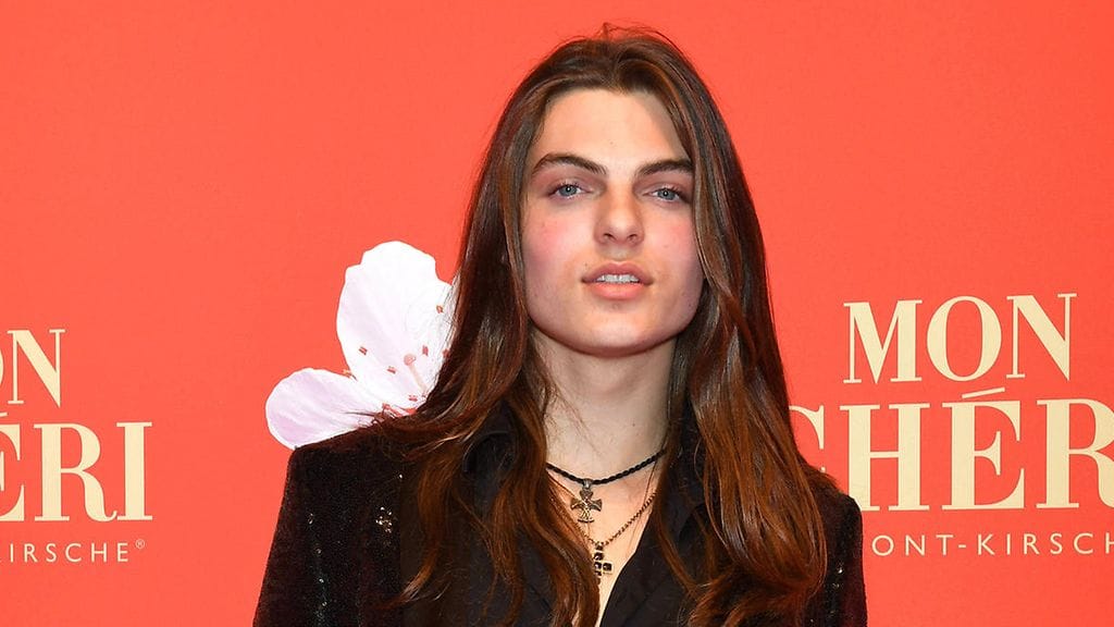 Damian Hurley onnittelee somessa Elizabeth-äitiään.