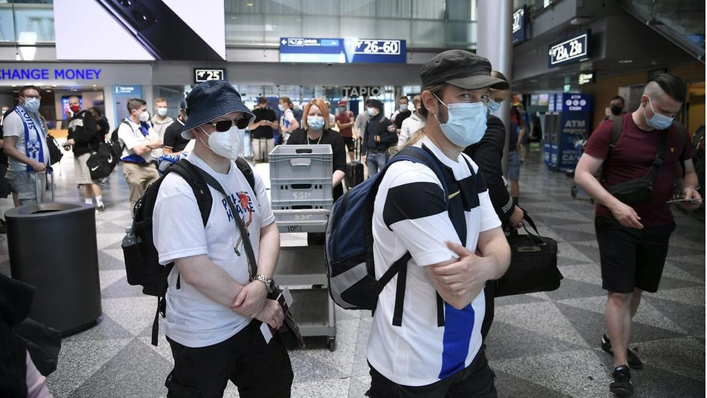 Suomen miesten A-maajoukkueen faneja matkalla Kööpenhaminaan katsomaan Suomen jalkapallomaajoukkueen ensimmäistä EM-kisaottelua.