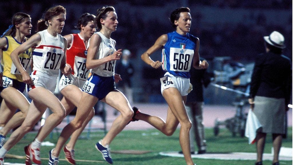 Paola Pigni vauhdissa vuonna 1974. Ensimmäisenä perässä seurasi Suomen Nina Holmén.