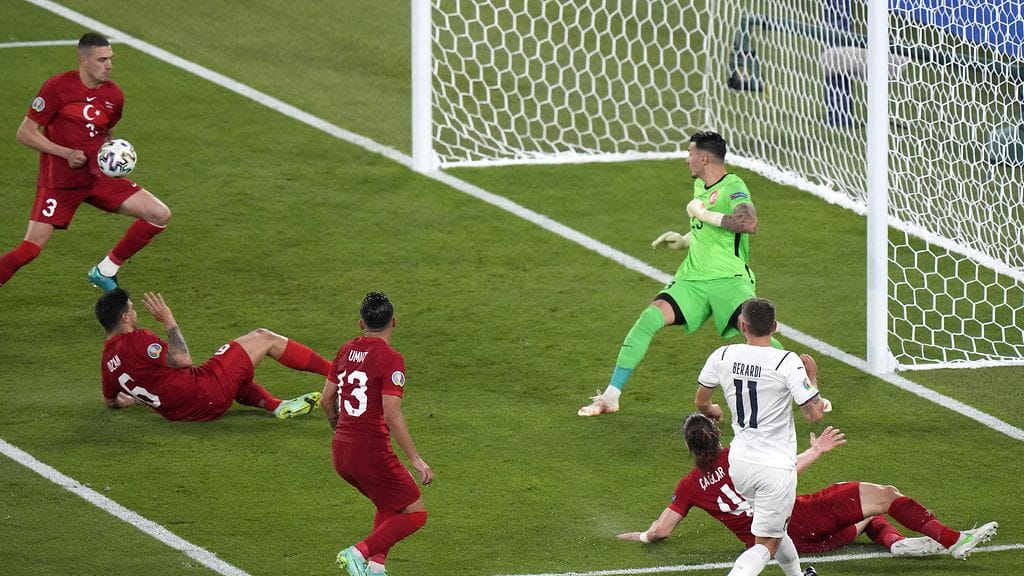 Turkin Merih Derimal teki oman maalin Italiaa vastaan.