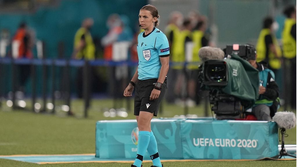 Stephanie Frappartista tuli ensimmäinen miesten EM-kisaottelussa toiminut naistuomari.