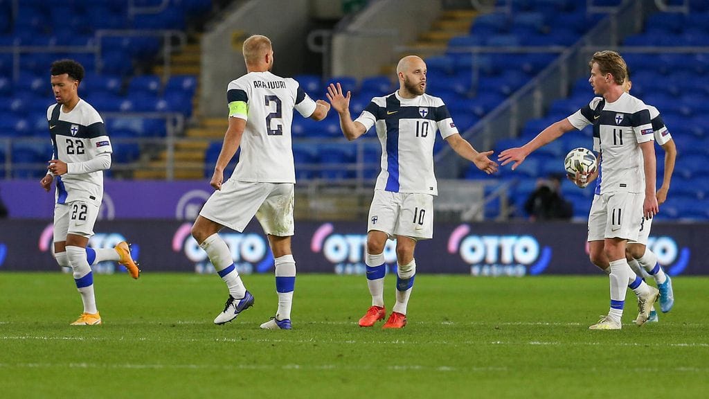 Koko futiskenttä Huuhkajien takana! EM-joukkueelle upea videotervehdys Suomesta