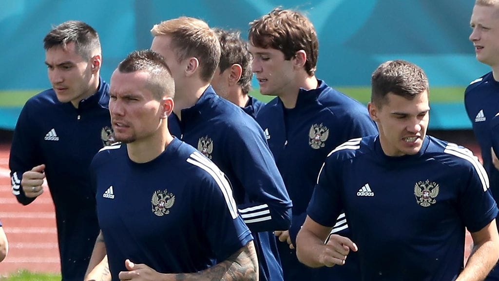 Venäjä jalkapallomaajoukkueen pelaajat harjoittelivat perjantaina Pietarissa.