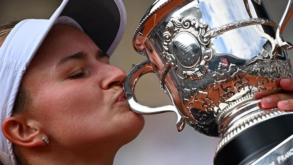 Barbora Krejcikova suuteli Ranskan avointen voittopystiä.