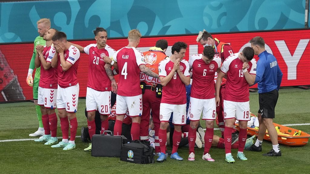 Tanskan pelaajat asettuivat Christian Eriksenin ympärille.