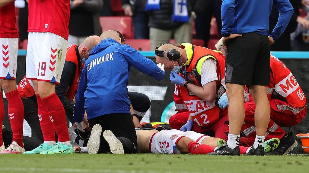 Christian Erikseniä hoidettiin pitkään kentän pinnassa.