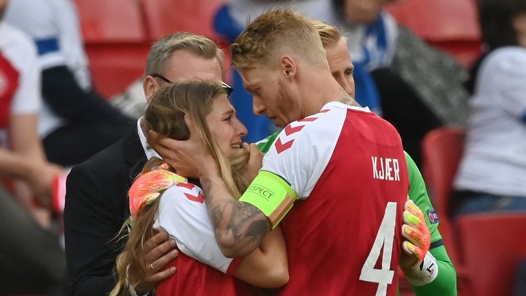 Tanskan Simon Kjär lohdutti Christian Eriksenin tyttöystävää Sabrina Kvist Jenseniä.