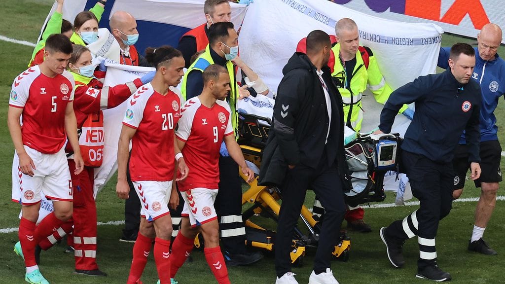 Christian Eriksen kuljetettiin paareilla pois kentältä.