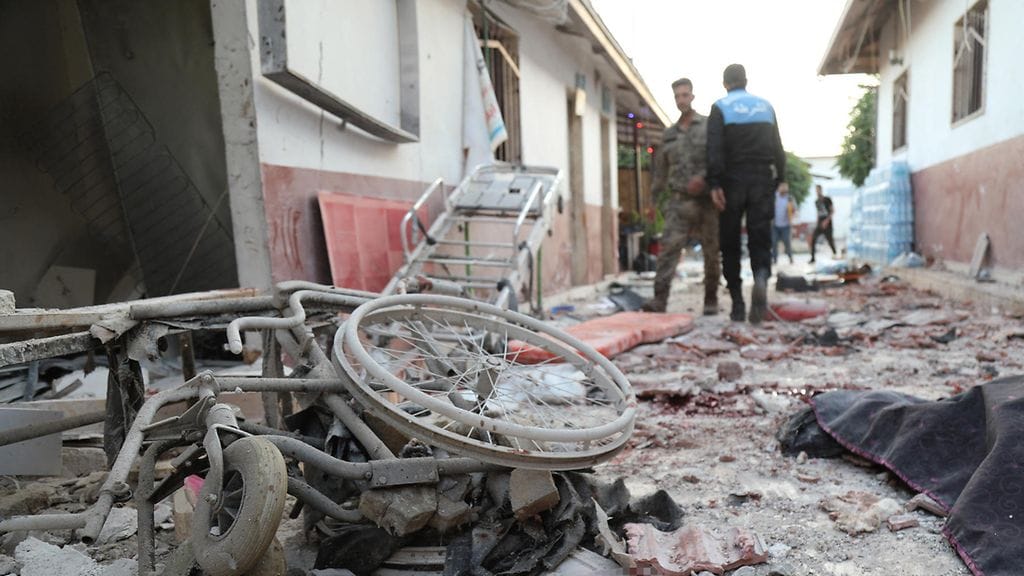 Kuolonuhrien lisäksi iskussa loukkaantui AOP:n mukaan ainakin 27 ihmistä.