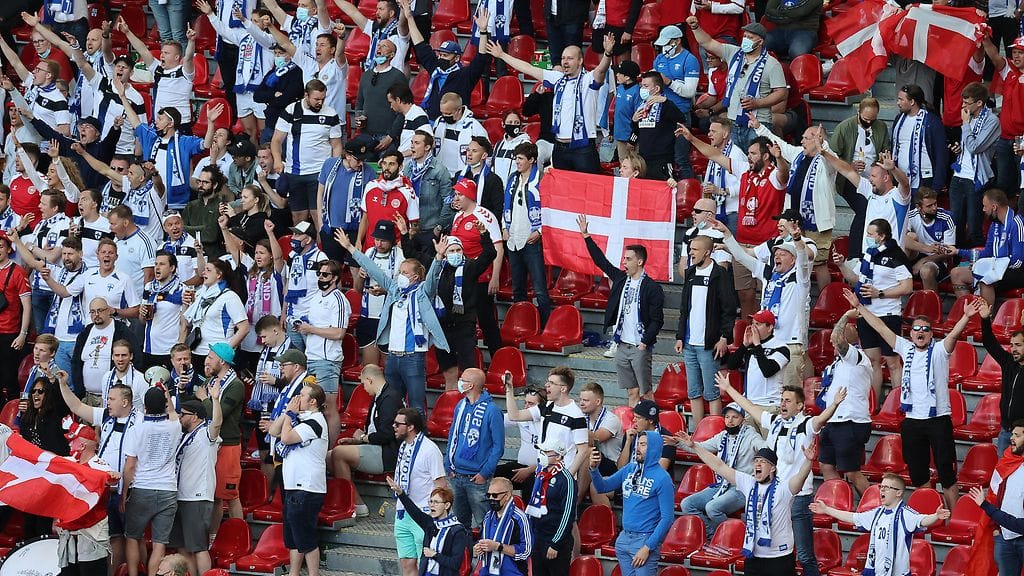 Huuhkajien fanit osoittivat tukeaan Christian Eriksenille.