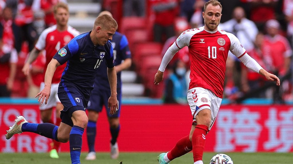 Tässä vaiheessa kaikki oli vielä hyvin. Jere Uronen jahtasi Christian Erikseniä Parkenin nurmella.