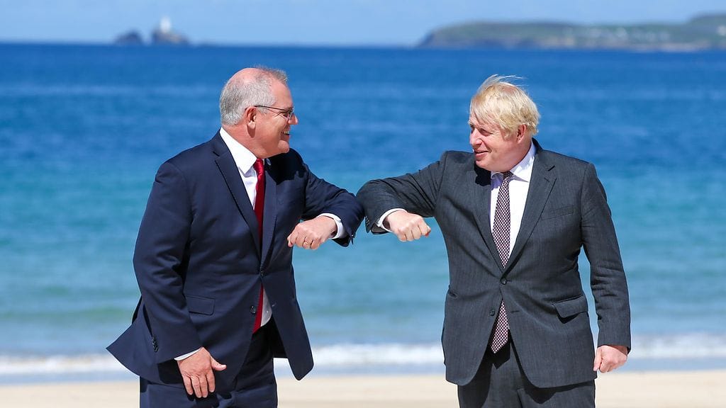 Britannian pääministeri Boris Johnson tervehti kyynärpäällään Australian pääministeri Scott Morrisonia.
