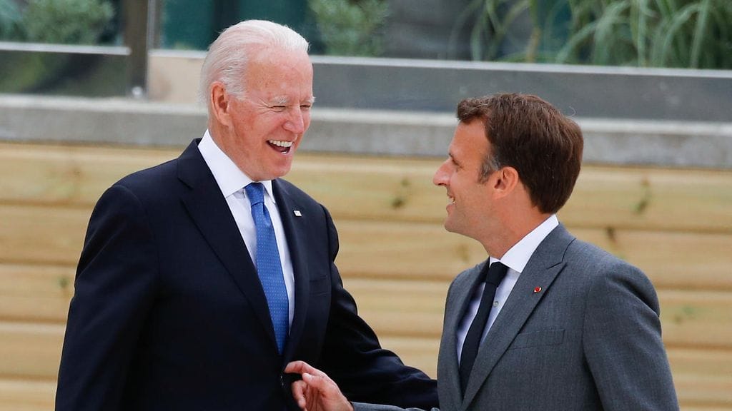 Yhdysvaltain presidentti Joe Biden ja Ranskan presidentti Emmanuel Macron naureskelivat G7-kokouksessa Britanniassa.