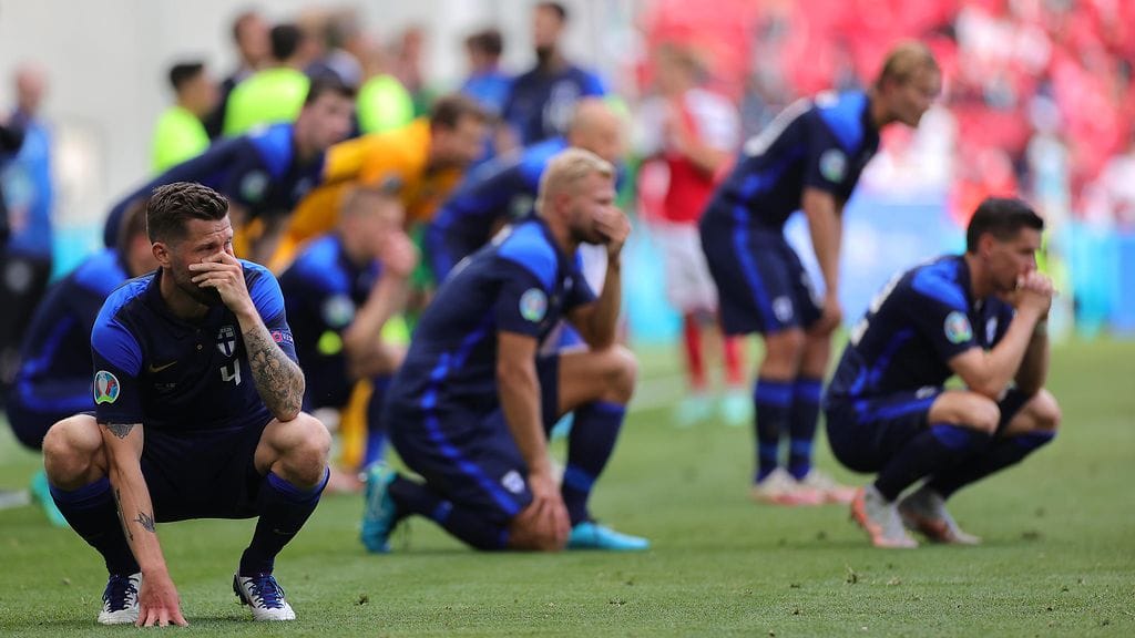 Suomen pelaajat seurasivat järkyttyneinä kentän laidan tapahtumia.