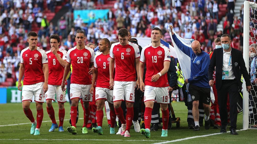 Tanskan pelaajat muodostivat suojamuurin Christian Eriksenin eteen.