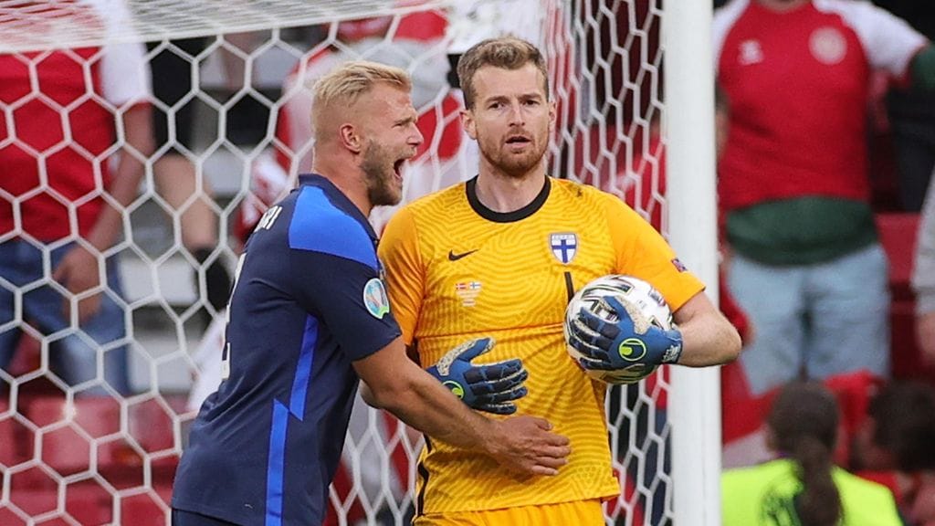 Lukas Hradecky (oik.) oli yksi Suomen suurimmista sankareista Tanskaa vastaan.